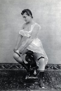 Woman in lingerie (deshabille) around 1885 Anonymous photography (black and white photo) بواسطة مصور غير معروف