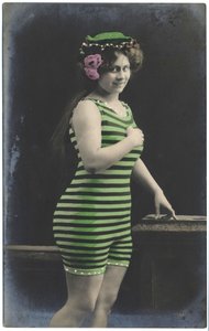 امرأة في المايوه ، ج. 1910 (بطاقة بريدية) بواسطة مصور غير معروف