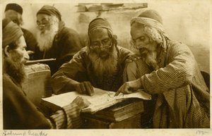  بواسطة مصور غير معروف