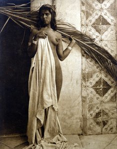 امرأة شابة أمازيغية عارية. التصوير الفوتوغرافي حوالي عام 1890