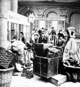 ركاب يشرفون على وزن الأمتعة في Gare de Lyon في باريس ، في زمن الإمبراطورية الثانية في فرنسا بواسطة مصور غير معروف