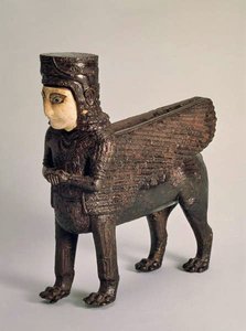 شخصية تزين عرشًا ، وجدت في موقع Toprak Kale ، بالقرب من فان (من البرونز والحجر) بواسطة Urartian