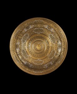 صحن من البرونز عالي القصدير المنقوش ومرصع بالفضة ، في الوسط شعار النبالة ، 1530 - 1550