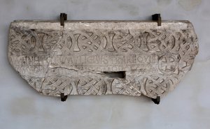 حجر مع نقش وزخارف (صور)