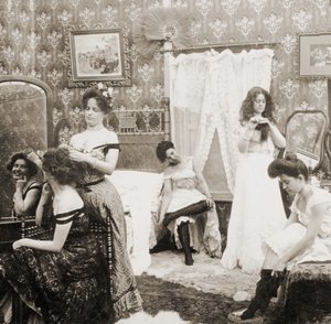 "خلع الملابس من أجل الكرة" ، c.1900 (صورة بني داكن) (انظر أيضًا 473245) بواسطة فيرمونت ، الولايات المتحدة الأمريكية HC White Company