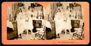 "تخفيض الفائض" ، بطاقة مجسمة تصور امرأة شابة في مشد ، c.1900 (صورة بني داكن) (انظر أيضًا 473248) بواسطة فيرمونت ، الولايات المتحدة الأمريكية HC White Company