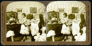 بطاقة مجسمة تصور امرأة موضوعة في مشد ، c.1900 (صورة بني داكن) (انظر أيضًا 473244) بواسطة فيرمونت ، الولايات المتحدة الأمريكية HC White Company