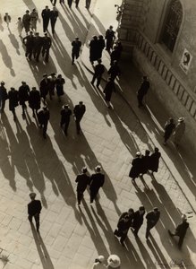 منظر جوي لشارع مزدحم، حوالي عام 1938 (صورة بالأبيض والأسود) بواسطة فينتشنزو بالوتشي