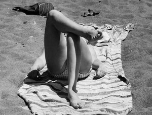 سيقان أنثوية على الشاطئ، 1960 (صورة بالأبيض والأسود)
