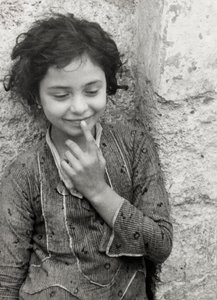صورة لطفل، من "رحلة بحرية في بحر إيجة - زارا وأثينا ورودس وطرابلس"، مايو 1934 (صورة بالأبيض والأسود)
