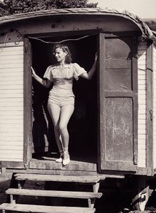 امرأة شابة على عربة سيرك، 1960 (صورة فوتوغرافية بالأبيض والأسود) بواسطة فينتشنزو بالوتشي