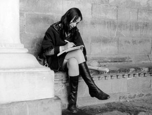 امرأة شابة تكتب تحت لوجيا ديل لانزي في فلورنسا، حوالي عام 1965 (صورة بالأبيض والأسود)