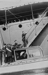 ألبوم "Duce": بينيتو موسوليني بملابس مدنية على سلم سفينة Real Ferruccio في ميناء جايتا (صورة بالأبيض والأسود) بواسطة فينسينزو بيجناتيلو