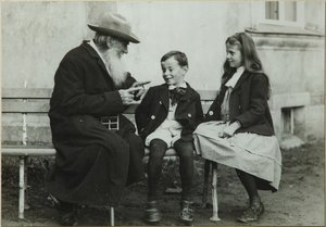 ليو تولستوي مع أحفاده ليو وصوفيا ، 1909 بواسطة فلاديمير Grigorievich Chertkov