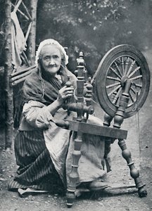 امرأة أيرلندية قديمة في عجلة الغزل ، 1912