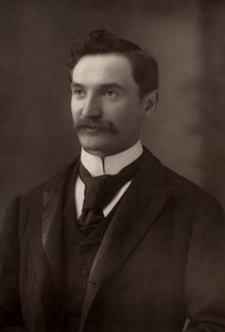 "" سليمان جوزيف سليمان (1860-1927) رسام بورتريه وجداري إنجليزي. في الحرب العالمية الأولى قدم استخدام التمويه في الجيش البريطاني. (وودبريتيبي)