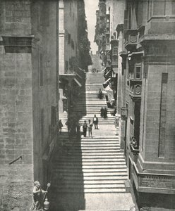 شارع شديد الانحدار في فاليتا ، مالطا ، 1895. بواسطة W and S Ltd