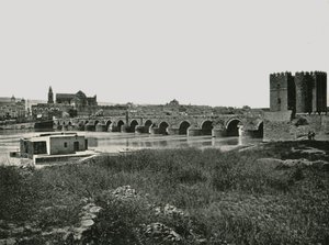 الجسر الروماني ، قرطبة ، إسبانيا ، 1895. بواسطة W and S Ltd