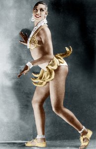 جوزفين بيكر (1906-1975) في فوليس بيرجير في باريس بحزام الموز
