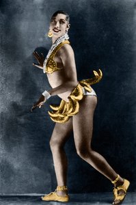 جوزفين بيكر (1906-1975) في عام 1925 في Revue Negre في مسرح الشانزليزيه (الشانزليزيه) ، بحزام الموز. تصوير لوسيان والري (1863-1935).