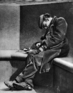 رجل نائم على جسر بلاكفرايرز ، لندن ، 1926-1927. بواسطة والتر بينينجتون