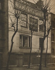 عند علامة الجرس القديم في كنيسة سانت برايدز ، c1935. بواسطة والتر بينينجتون