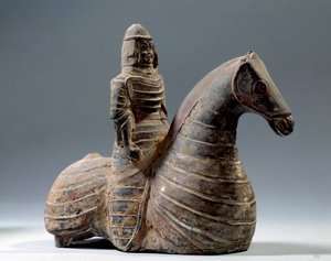 الفن الصيني: تمثال صغير لفارس يرتدي درعًا (206 ق.م - 220 م) ، عصر هان. متحف باريس سيرنوشي بواسطة سلالة هان الغربية الصينية
