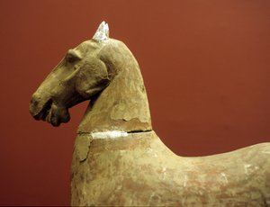 حصان ، جيش صغير من الطين ، أسرة هان الغربية ، 206 ق.م - 8 م بواسطة سلالة هان الغربية الصينية