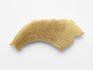 قلادة على شكل طائر ، أحد الزوجين ، حوالي 1050 - 950 قبل الميلاد (يشم ، نفريت) بواسطة اسرة تشو الغربية الصينية