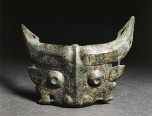 Ritual mask depicting Taotie, China, Western Zhou Dynasty بواسطة اسرة تشو الغربية الصينية