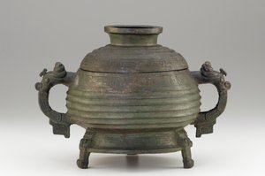 السفينة (Kuei) والغطاء ، القرنين التاسع والثامن قبل الميلاد (برونزية) بواسطة اسرة تشو الغربية الصينية