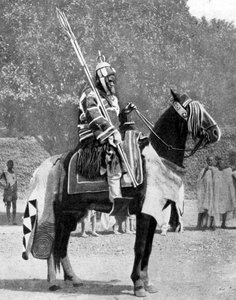 حارس شخصي ملكي يرتدي درعًا قديمًا ، شمال نيجيريا ، 1936. بواسطة صور العالم الواسع