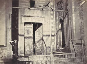 باب جامع السلطان حسن. الجزء السفلي ، كاليفورنيا. 1860.