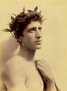 دراسة لصبي يرتدي إكليلا من الزهور ، صقلية ، عام 1898 (صورة بني داكن) بواسطة البارون فيلهلم فون جلودين
