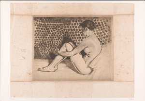 عارية ، جالسة على الأريكة مع رفع الركبتين