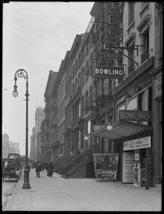 علامة زقاق البولينج في 248 W. 14th Street ، مدينة نيويورك ، 2 مايو 1916 بواسطة وليام ديفيس هاسلر