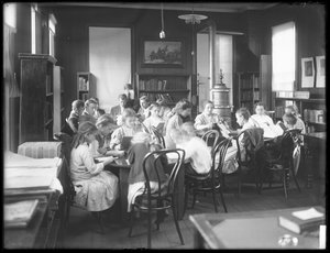 أطفال يقرؤون في غرفة القراءة في فرع مجهول من مكتبة Queens Borough العامة ، ج .1910 بواسطة وليام ديفيس هاسلر