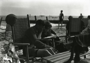 قراءة الزوجين على الشاطئ ، جزيرة كوني ، c.1910-21 بواسطة وليام ديفيس هاسلر