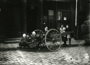مجموعة من الأطفال في عربة ، مع فتاة وامرأة واقفين ، c.1910-21 بواسطة وليام ديفيس هاسلر