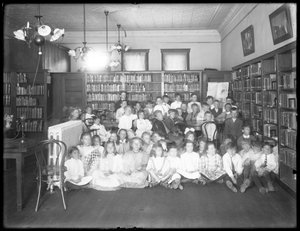 صورة جماعية للأطفال في غرفة القراءة لفرع مجهول من مكتبة Queens Borough العامة ، ج .1910 بواسطة وليام ديفيس هاسلر