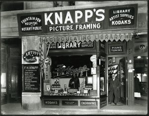 تأطير صورة Knapp ، Stafford Inc. نافذة عرض ، 146 مكان هاميلتون ، 1914 بواسطة وليام ديفيس هاسلر