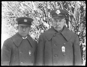 لاري كيسي وجون كونولي في زيهم الشتوي في الثلج ، Isham Park ، Inwood ، مدينة نيويورك ، 7 مارس 1915