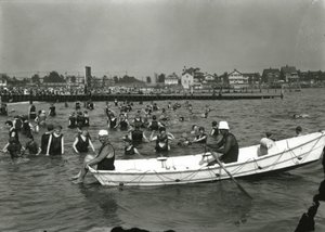 زورق التجديف والسباحون في الماء ، جزيرة كوني ، c.1910-21 بواسطة وليام ديفيس هاسلر