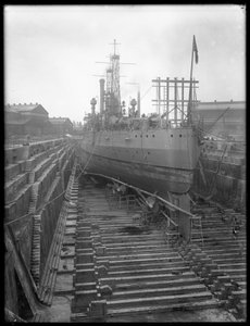 ال USS يوتا في حوض جاف في ساحة بروكلين البحرية ، ج .1912 بواسطة وليام ديفيس هاسلر