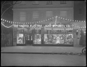 تم تزيين واجهة متجر United Electric Light و Power Company بأسبوع الرخاء الكهربائي ، من 29 نوفمبر إلى 4 ديسمبر 1915 ، مدينة نيويورك بواسطة وليام ديفيس هاسلر