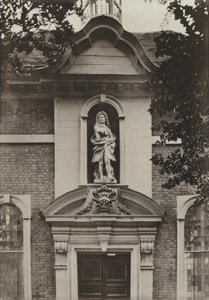 المدخل ، Berkeley Almshouses ، Worcester (b / w photo) بواسطة وليام جالسوورثي ديفي