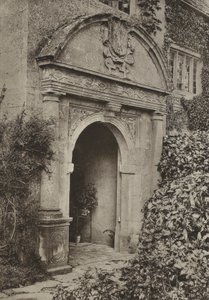 Doorway ، The Manor ، Upper Swell ، جلوسيسترشاير (صورة b / w) بواسطة وليام جالسوورثي ديفي