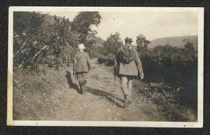 رالف فوجان ويليامز وجوستاف هولست يمشيان في تلال مالفيرن ، سبتمبر 1921 (b / w photo) بواسطة وليام جيليس ويتاكر
