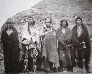Pawnee people in front of a tribal earth lodge, c.1869 (b/w photo) بواسطة وليام هنري جاكسون