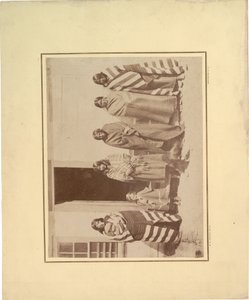 مجموعة من خمس نساء أمريكيات أصليات مع فتاة وطفل صغير ، 1871 (صورة بني داكن) بواسطة وليام هيكس جاكسون